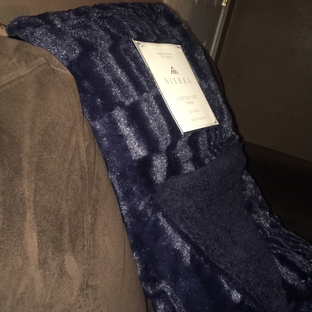 Blue Luxuriously Soft Throw Blanket - Reversible - Picture 3 of 3